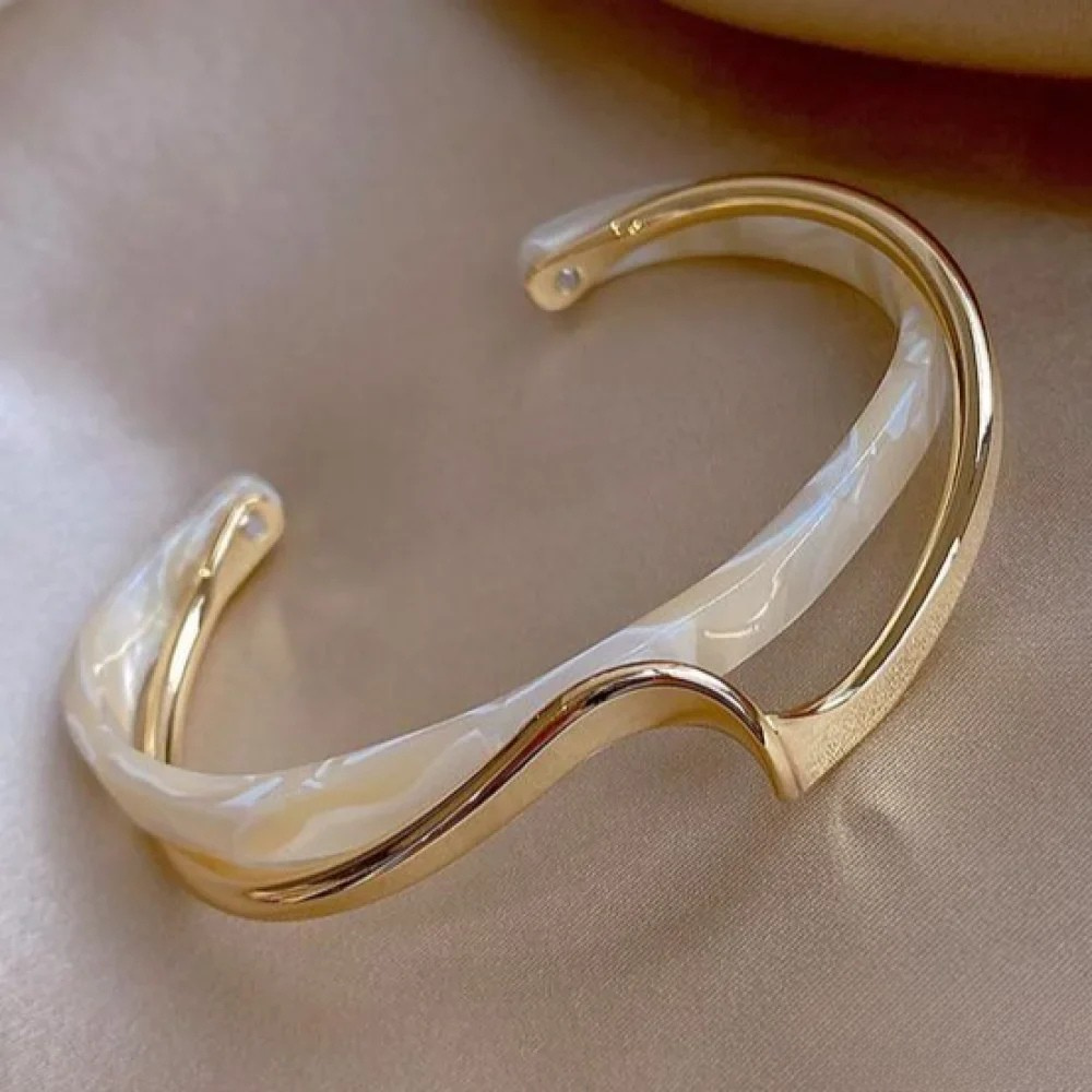 Elegantes Goldenes Armband mit Weißem Opal
