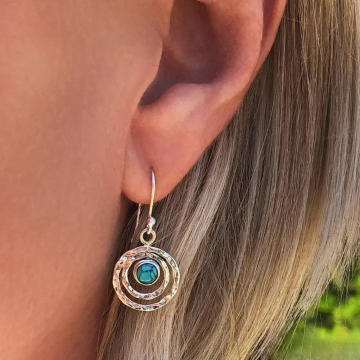 Boho Saturn Ohrringe mit türkisem Stein in Silber & Gold