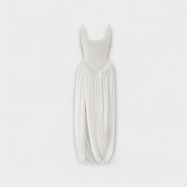 Drapiertes Maxikleid mit skulpturalem Rock und seitlichem Schlitz