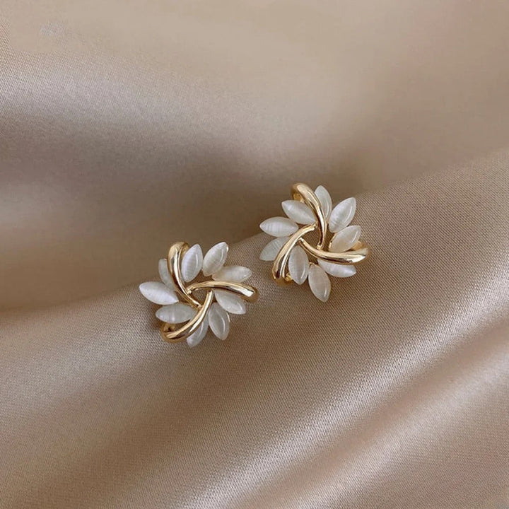Elegante Goldohrringe mit exquisiten Opal-Blütenmotiven