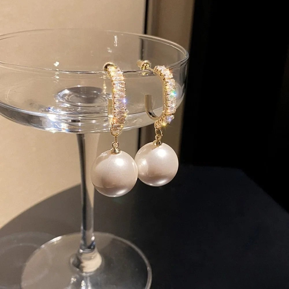 Elegante Ohrringe mit Perlen und Zirkonia