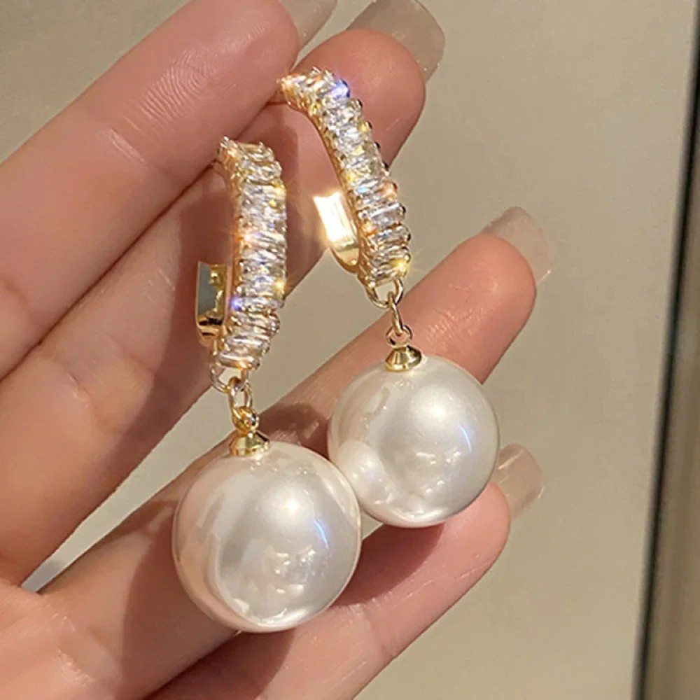 Elegante Ohrringe mit Perlen und Zirkonia