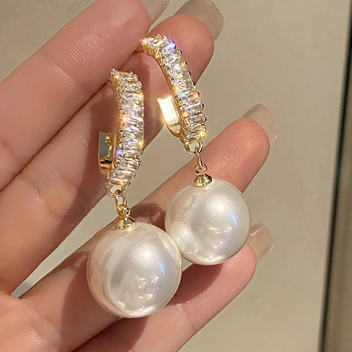 Elegante Ohrringe mit Perlen und Zirkonia